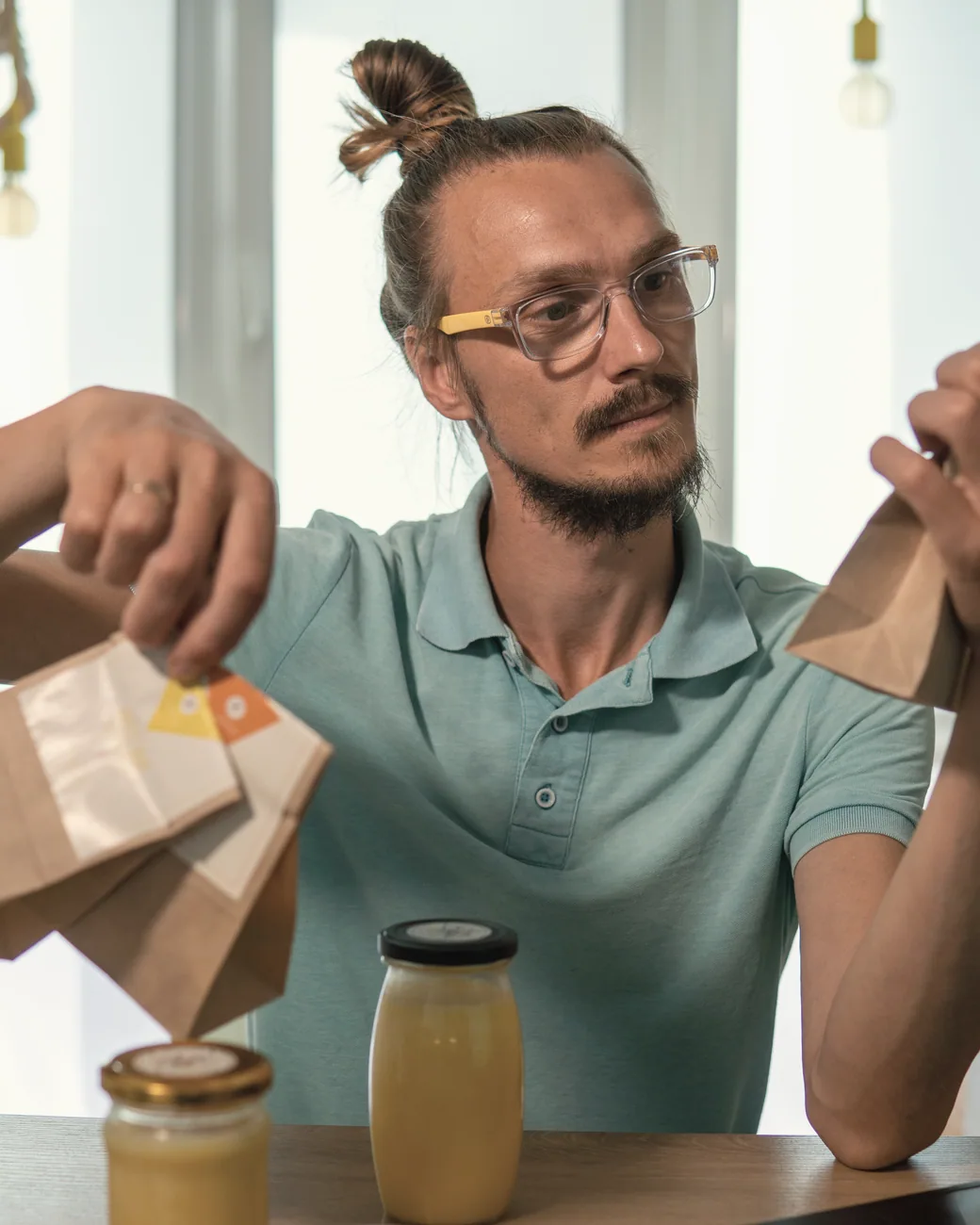 Євгеній Корякін збирає замовлення фітозборів — крафтові пакети зборів на столі